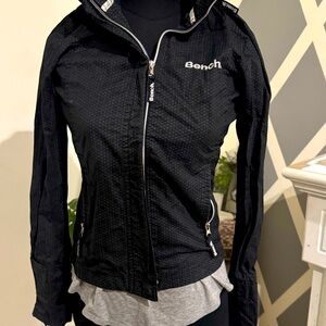 Bench lightweight rain jacket with optional hood - size xs